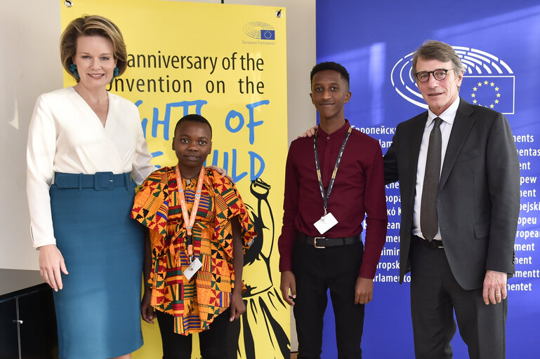 Fotografi 3: EP President meets with Mathilde, Queen of the Belgians and children at the EP in Brussels