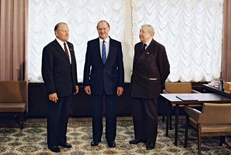 Φωτογραφία 3: Visit of a delegation of the EP, headed by Lord PLUMB, President of the EP to Moscow. Meeting with Soviet MPs, left is August VOSS.