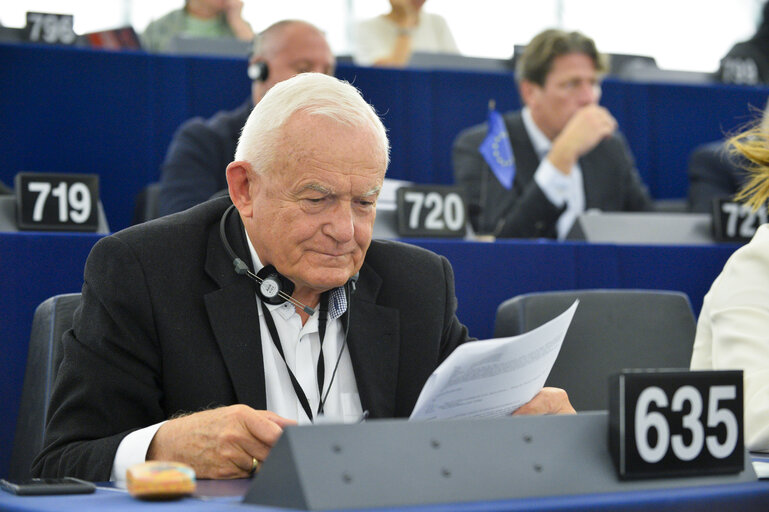 Photo 5: Leszek MILLER in the EP in Strasbourg