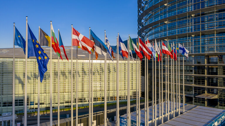 Foto 36: Aerial view made by drone of the EP building and flags in Strasbourg