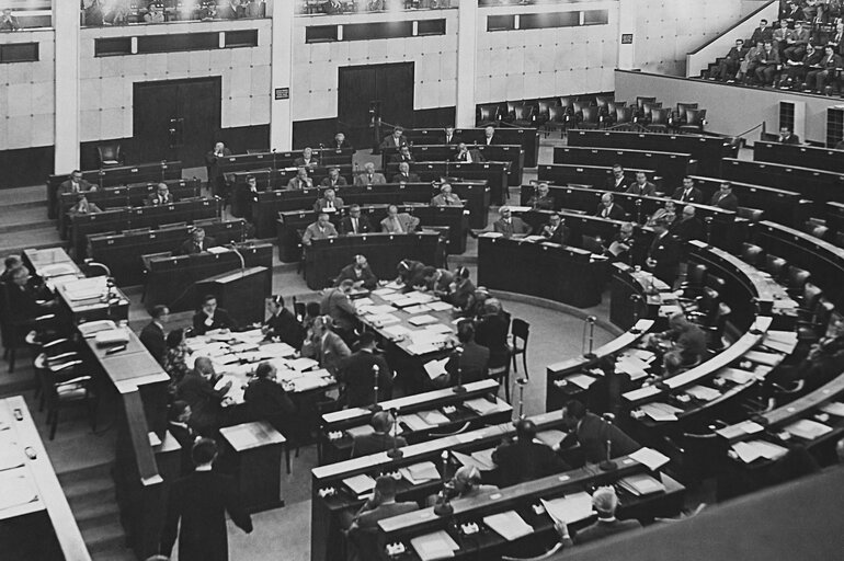 Fotogrāfija 1: Hemicycle during a plenary session in 1957