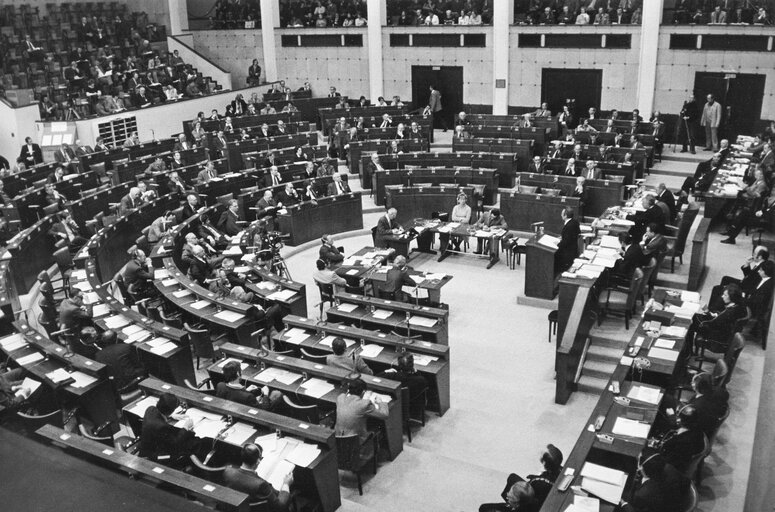 Photo 2 : General view of the hemicycle during a plenary session at the EP in Strasbourg, France, in 1975