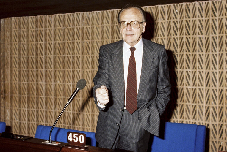 Fotografia 1: Ioannis PESMAZOGLOU in plenary session in Strasbourg. (Exact date unknown)