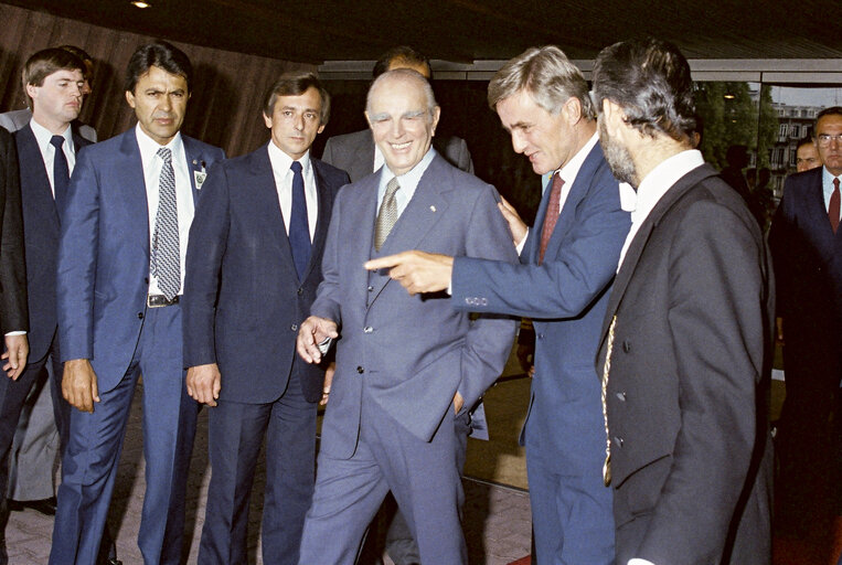 Foto 5: Visit of the Konstantnos KARAMANLIS, President of Greece to the EP in Strasbourg, where he is welcomed by Piet DANKERT, President of the EP