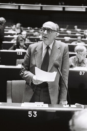 Fotografija 7: The MEP Gérard JAQUET during a session in Strasbourg in March 1980.