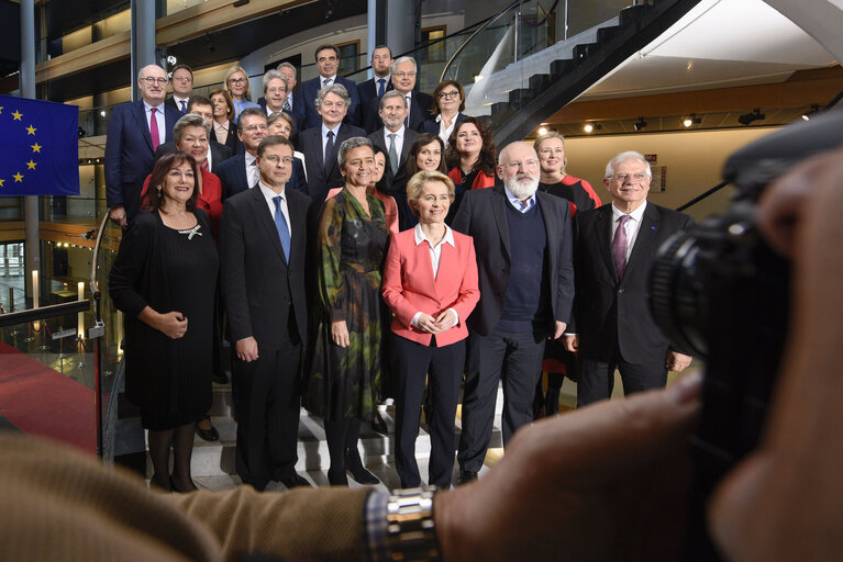 Fotografi 3: First family photo of the VON DER LEYEN Commission - Behind the Scene
