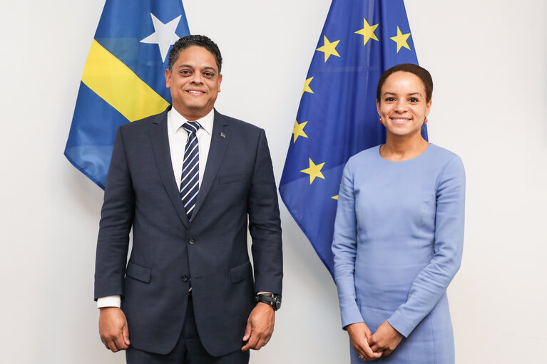 Fotografie 3: Samira RAFAELA meets with Eugene RHUGGENAATH, Prime Minister of Curacao