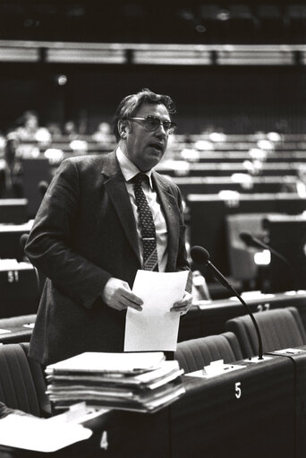 Fotografija 5: The MEP Rudi ARNDT during a session in Strasbourg on March 1980.