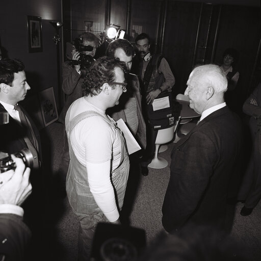 Pierre PFLIMLIN - EP President meets with French Comedian Coluche at the European Parliament in Strasbourg in February 1986