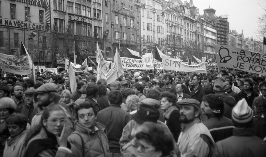 Zdjęcie 10: Velvet revolution in the streets of Prague - Josef S. released these pictures in memory of his uncle who took these shots