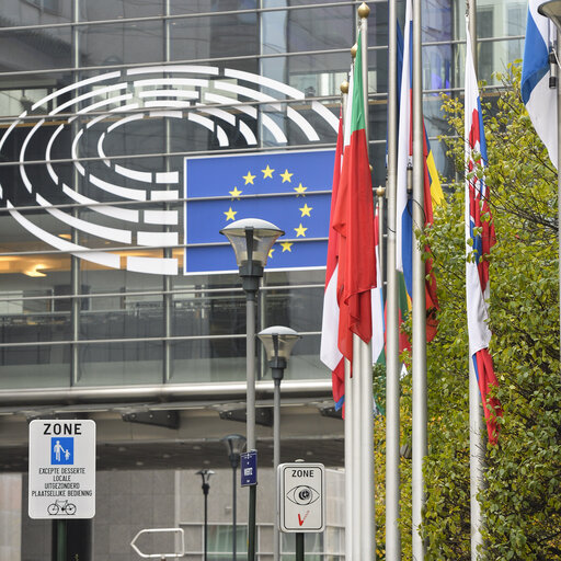 Fotografia 1: Slovakian and EU flags at half-mast for the victim of a bus crash in Slovakia