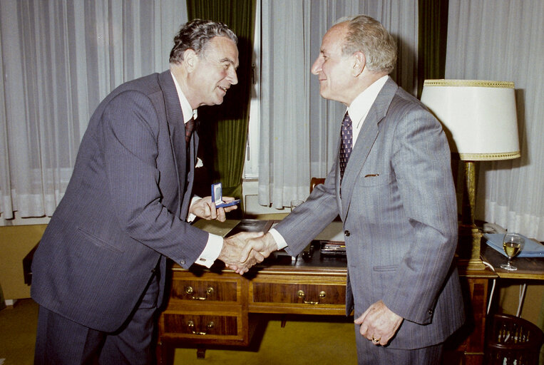 Fotografia 12: Medal ceremony with Hans Joachim OPITZ, Secretary General of the EP. (Exact date unknown)