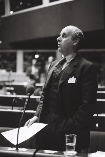 Foto 3: Member of the European Commission Etienne DAVIGNON during a session in Strasbourg in March 1980.