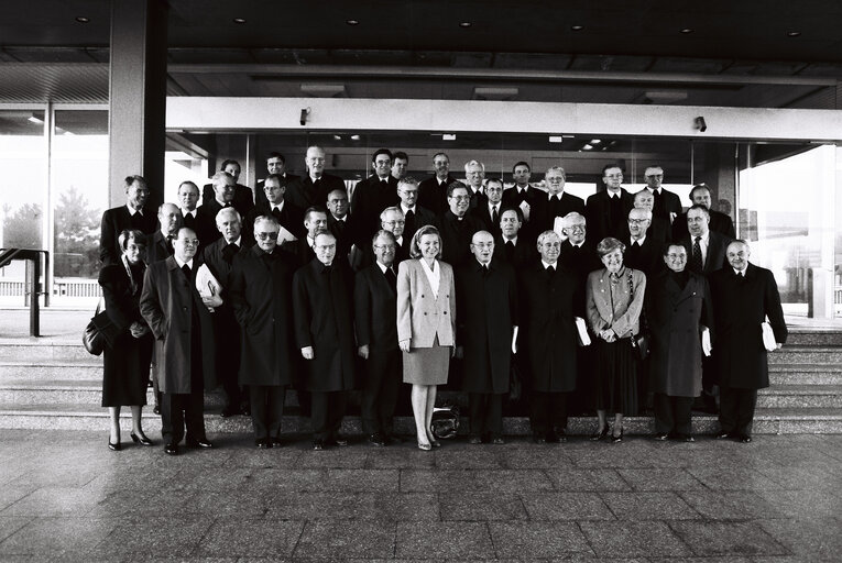 Valokuva 1: MEPS Astrid LULLING, Vivian REDING and Robert Ernest KRIEPS with a delegation from Luxembourg after a seminar with bishops.