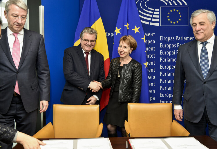 Φωτογραφία 5: Lex signing ceremony in the presence of Antonio TAJANI, EP President and George CIAMBA, Romanian Presidency, Minister Delegate for European Affairs