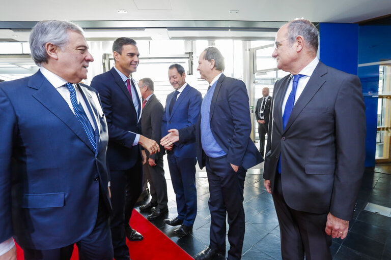 Foto 5: Antonio TAJANI, EP President meets with  Pedro SÁNCHEZ PÉREZ-CASTEJÓN, Spanish Prime Minister- Arrival