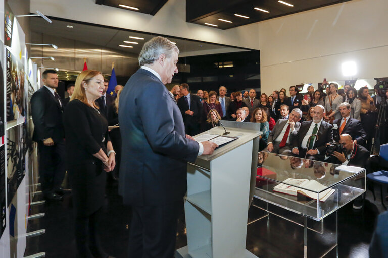 Fotografia 10: Opening of the exhibition  ' 40 Years of Spanish Constitution ' with Spanish Prime Minister