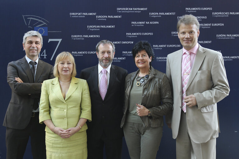 Fotografija 2: Family photo of Members of the European Parliament