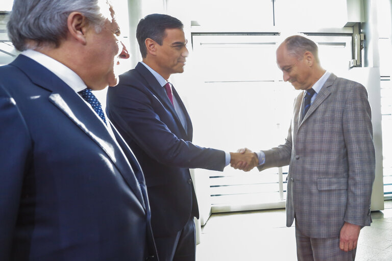 Foto 9: Antonio TAJANI, EP President meets with  Pedro SÁNCHEZ PÉREZ-CASTEJÓN, Spanish Prime Minister- Arrival