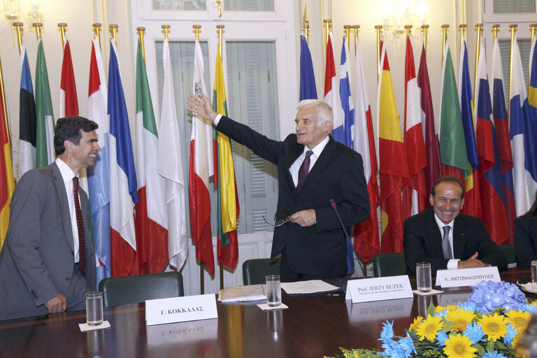 Valokuva 15: Jerzy BUZEK pays an official visit to Greece