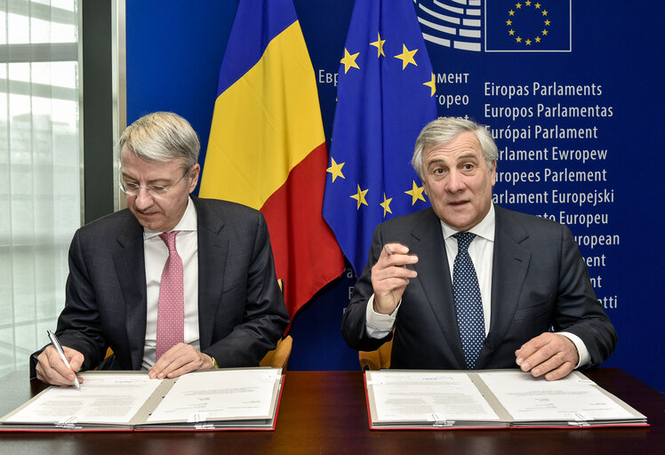 Φωτογραφία 8: Lex signing ceremony in the presence of Antonio TAJANI, EP President and George CIAMBA, Romanian Presidency, Minister Delegate for European Affairs