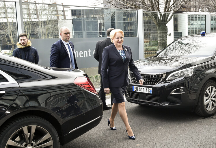 Billede 5: Antonio TAJANI, EP President meets with Viorica DĂNCILĂ, Prime Minister of Romania: Official welcome