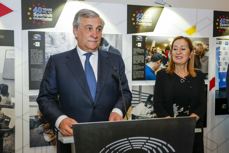 Fotografia 13: Opening of the exhibition  ' 40 Years of Spanish Constitution ' with Spanish Prime Minister