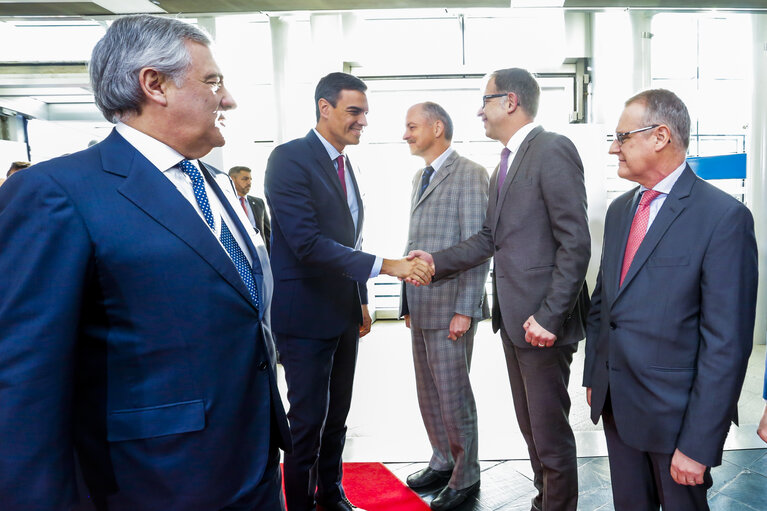 Foto 8: Antonio TAJANI, EP President meets with  Pedro SÁNCHEZ PÉREZ-CASTEJÓN, Spanish Prime Minister- Arrival