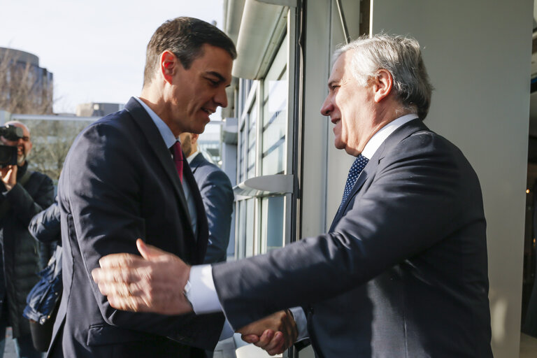 Foto 12: Antonio TAJANI, EP President meets with  Pedro SÁNCHEZ PÉREZ-CASTEJÓN, Spanish Prime Minister- Arrival