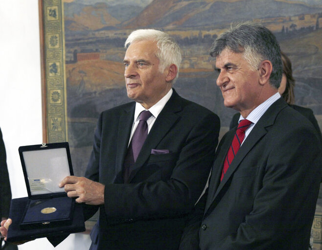 Photo 3 : Jerzy BUZEK pays an official visit to Greece