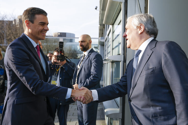 Foto 10: Antonio TAJANI, EP President meets with  Pedro SÁNCHEZ PÉREZ-CASTEJÓN, Spanish Prime Minister- Arrival