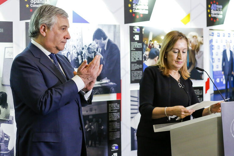 Fotografia 11: Opening of the exhibition  ' 40 Years of Spanish Constitution ' with Spanish Prime Minister