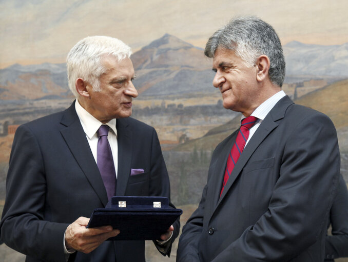 Photo 2 : Jerzy BUZEK pays an official visit to Greece