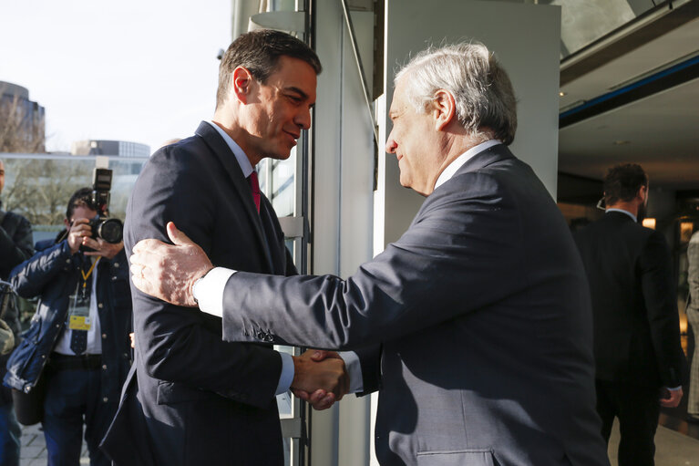 Foto 11: Antonio TAJANI, EP President meets with  Pedro SÁNCHEZ PÉREZ-CASTEJÓN, Spanish Prime Minister- Arrival