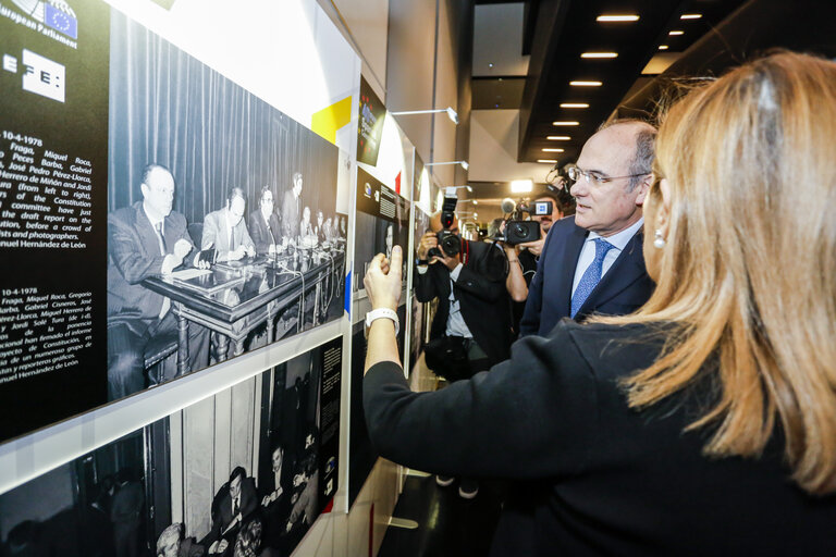 Fotografia 5: Opening of the exhibition  ' 40 Years of Spanish Constitution ' with Spanish Prime Minister