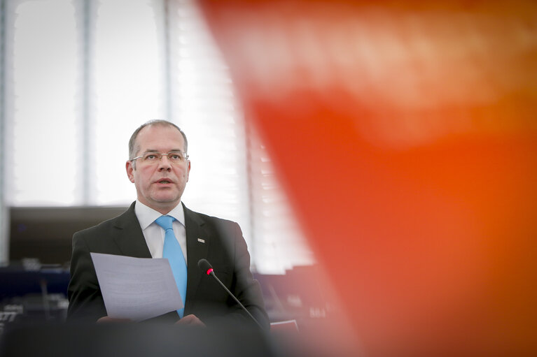 Foto 9: EP plenary session - Votes followed by explanations of votes