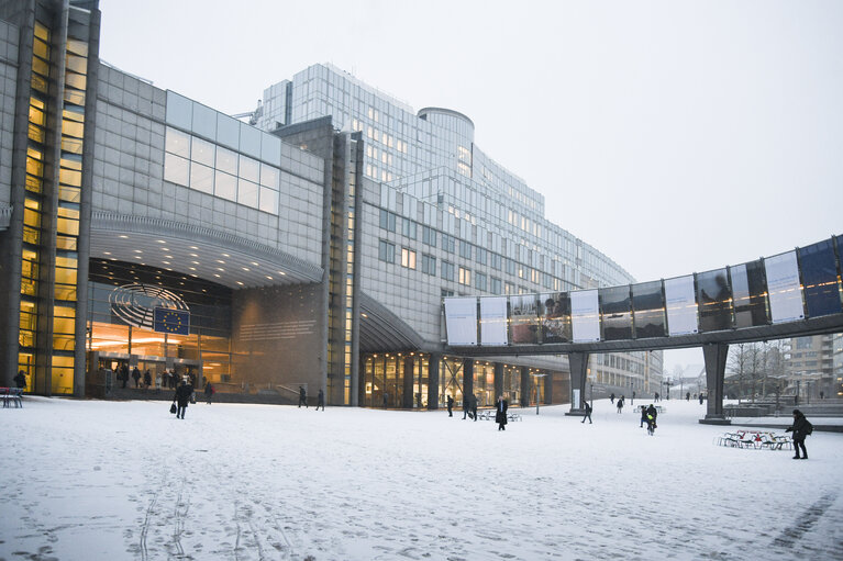 Fotografija 3: Brussels EP building under the snow