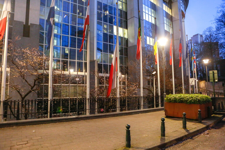 Zdjęcie 2: Polish and European flags lowered to half-mast following the death of the Mayor of Gdansk, Pawel Adamowicz, in solidarity with the victim and the Polish people and their authorities’ decision to declare a period of national mourning