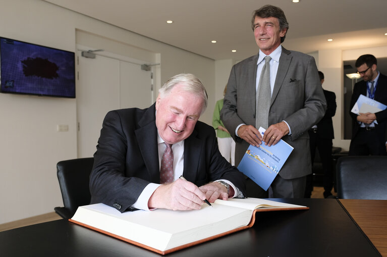 Valokuva 6: David SASSOLI - EP President meets with Karl Heinz LAMBERTZ - President of the Committee of the Regions at the EP in Brussels