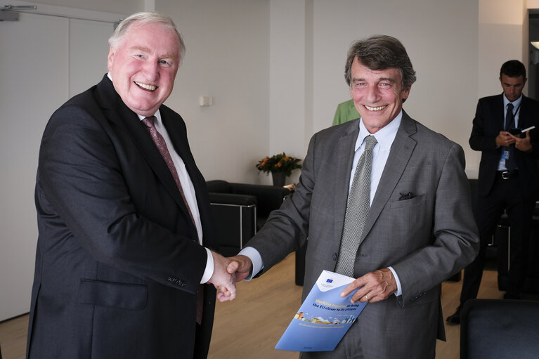 Foto 4: David SASSOLI - EP President meets with Karl Heinz LAMBERTZ - President of the Committee of the Regions at the EP in Brussels