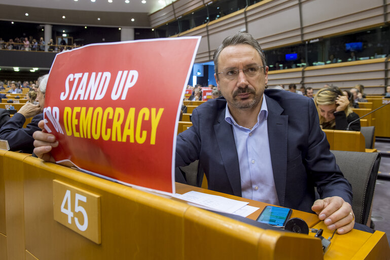 Fotogrāfija 2: Piernicola PEDICINI in the EP in Brussels