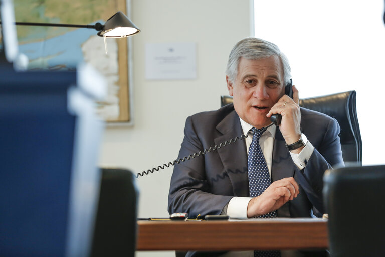 Valokuva 4: Antonio TAJANI, EP President has a phonecall with the Prime Minister of Pakistan