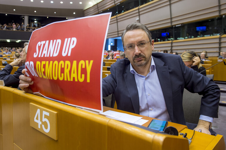 Fotogrāfija 3: Piernicola PEDICINI in the EP in Brussels