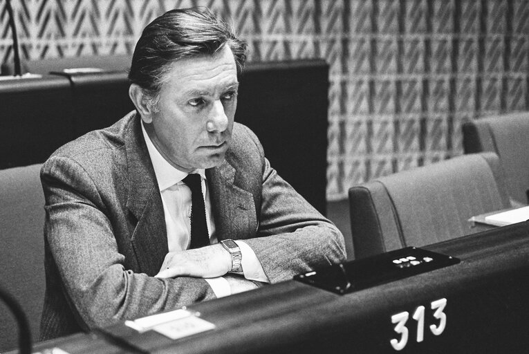 Φωτογραφία 12: The MEP Sergio PININFARINA during a session in Strasbourg .