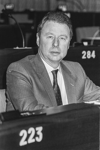 Foto 6: MEP Pierre LALUMIERE during a session in Strasbourg .