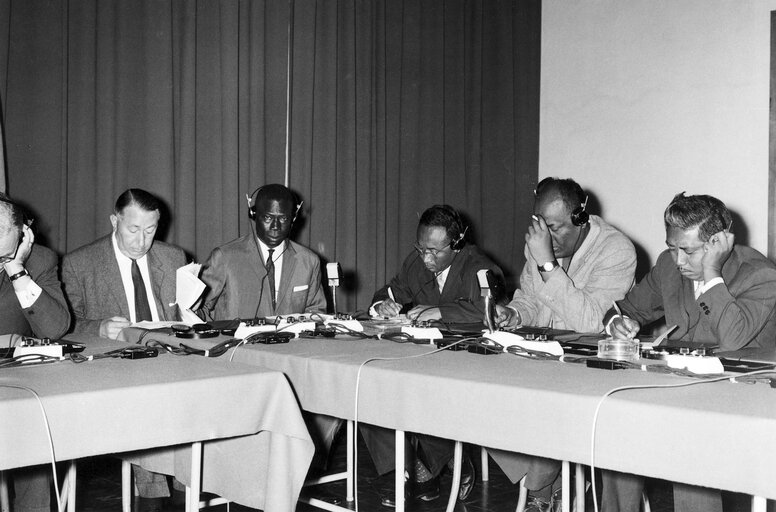 Photo 23 : Meeting of the permanent joint committee after the EPA Conference with the Parliaments of the African States and Madagascar in Tananarive, Madagascar - 3rd to 5th october 1962 - Press Conference