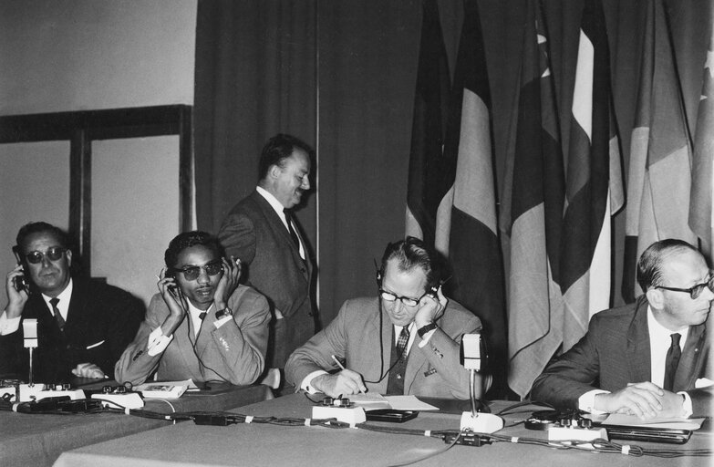 Photo 24 : Meeting of the permanent joint committee after the EPA Conference with the Parliaments of the African States and Madagascar in Tananarive, Madagascar - 3rd to 5th october 1962 - Press Conference