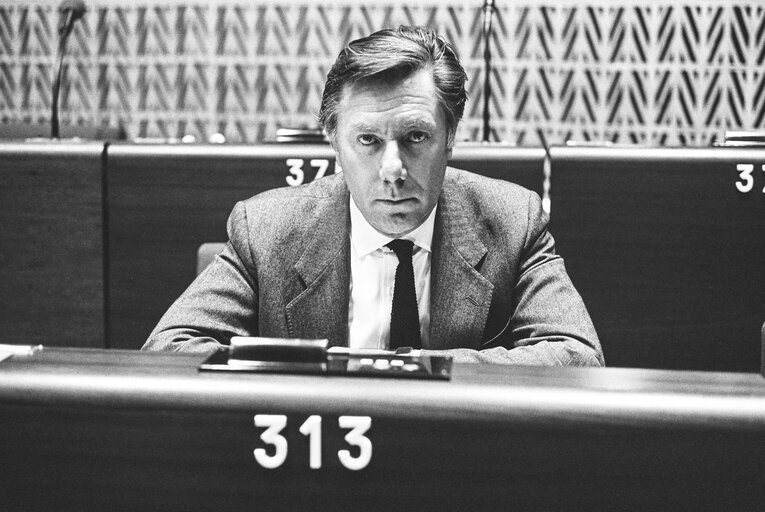 Foto 13: The MEP Sergio PININFARINA during a session in Strasbourg .