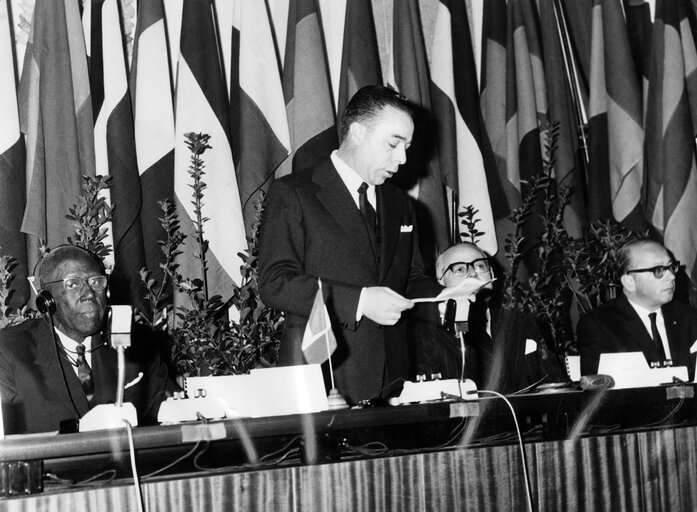 Foto 2: Amadou LAMINE-GUEYE and EP President Gaetano MARTINO during Eurafrican and Malagasy Parliamentary Conference in Messina (Italy) - 21 and 22 February 1964