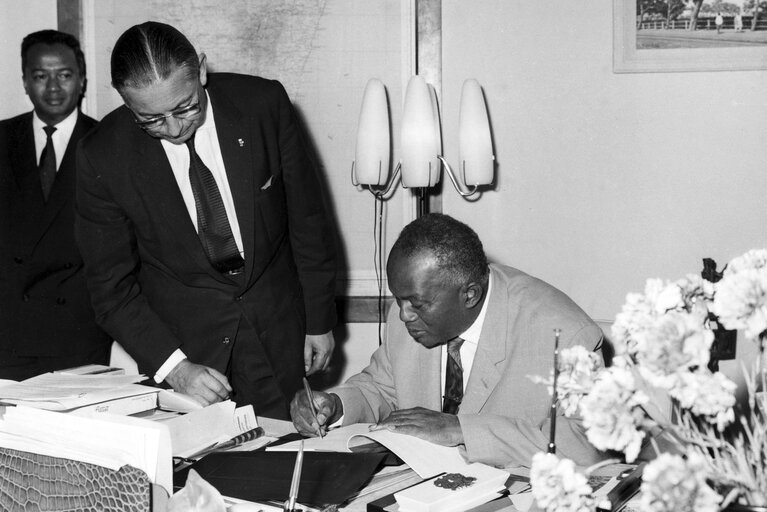 Φωτογραφία 29: Meeting of the permanent joint committee after the EPA Conference with the Parliaments of the African States and Madagascar in Tananarive, Madagascar - 3rd to 5th october 1962 - Signature of a financing agreement